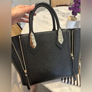 Henri Bendel Tote with Attachable Strap (with Dustbag)

Worn twice. Like New!